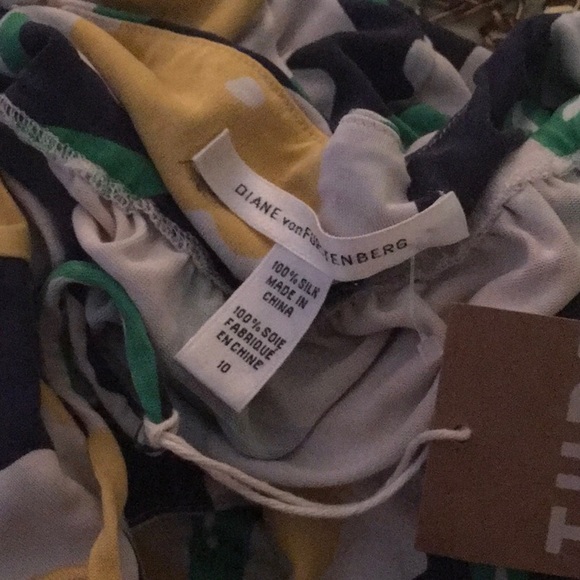 Diane Von Furstenberg silk tank top, size 10. - Picture 4 of 4